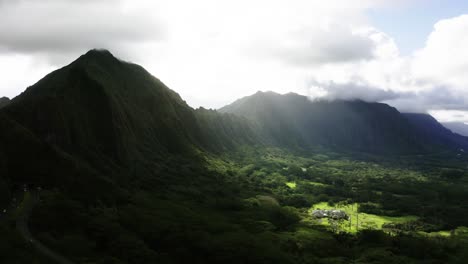 Luftaufnahme-Der-Sonne,-Die-Durch-Hawaiianische-Wolken-Scheint-Und-Das-Nu&#39;uanu-Tal-Auf-Oahu-Erleuchtet