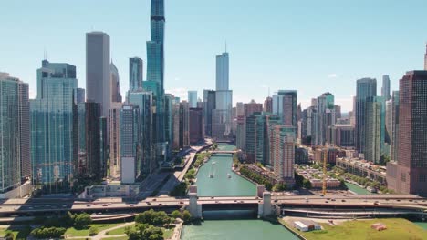 Luftaufnahme-Der-Skyline-Der-Innenstadt-Von-Chicago-Im-Zeitraffer-Und-Drohnenansicht-Entlang-Der-Wolkenkratzer-An-Einem-Sonnigen-Tag