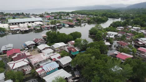 Luftaufnahme-Der-Stadt-Almirante-In-Der-Provinz-Bocas-Del-Toro,-Panama,-Mit-Häusern,-Wasserstraßen-Und-Grünflächen