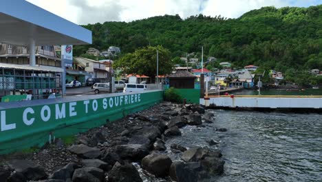 Bienvenido-Al-Cartel-De-Soufriere-En-El-Paseo-Marítimo-De-La-Ciudad-De-Santa-Lucía