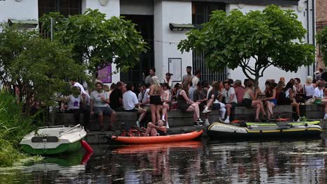 Getränke-Am-Fluss-In-Hackney,-London,-Großbritannien