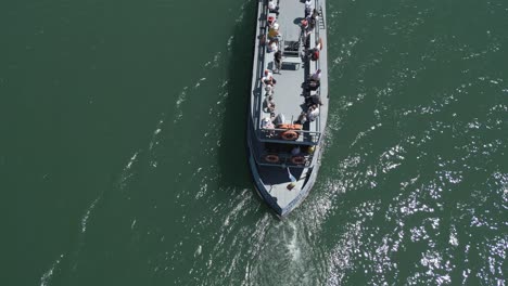 Antena-De-Un-Barco-Turístico-Del-Lago-Bicaz-Alejándose-De-La-Vista