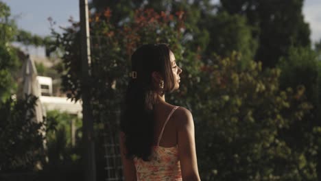 Hermosa-Mujer-Camina-Durante-Una-Puesta-De-Sol-En-Cámara-Lenta