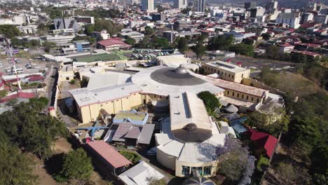 Vista-Aérea-Que-Captura-El-Centro-Costarricense-De-Ciencia-Y-Cultura-Ubicado-En-San-José,-Costa-Rica