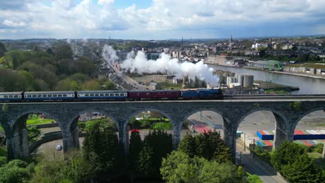 Tren-A-Vapor,-Drogheda,-Condado-De-Louth,-Irlanda,-Abril-De-2023