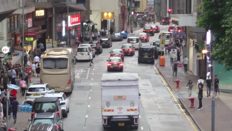 Straßenverkehr-Auf-Der-Vielbefahrenen-Queen&#39;s-Road-Im-Zentrum-Von-Hongkong,-Von-Oben