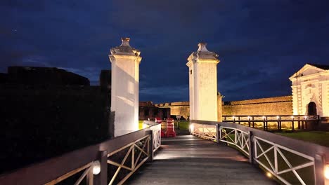 Impresionante-Vista-En-Hora-Azul-Del-Portal-De-Entrada-A-La-Fortaleza-De-São-José-De-Macapá