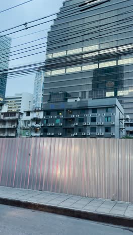 Blick-Auf-Den-Lokalen-Markt-In-Bangkok,-Viele-Leute-Kaufen-In-Der-Nähe-Eines-Ladens-Ein