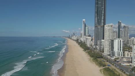 4K-Drohne-Zeigt-Hohe-Eigentumswohnungen-Und-Gebäude-An-Der-Küste-Der-Australischen-Goldküste-An-Einem-Strahlend-Sonnigen-Tag-Neben-Dem-Strand