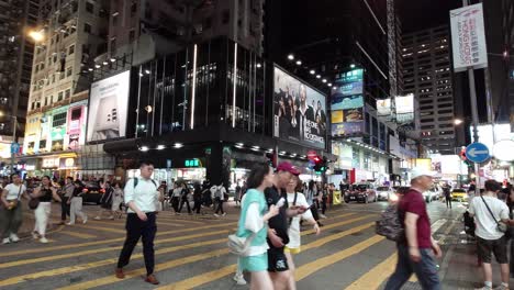 La-Gente-Cruza-Una-Calle-Muy-Transitada-En-El-Distrito-Mong-Kok-De-Hong-Kong-Por-La-Noche