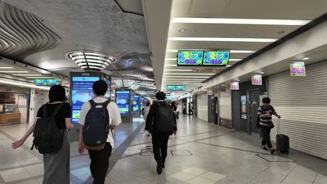 Gente-Que-Se-Mueve-Rápidamente-En-Una-Estación-De-Metro-Interior.