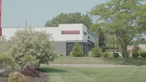 Chipotle-restaurant-in-Okemos,-Michigan-with-wide-stable-shot