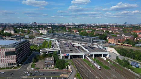 Menschen-Verbinden,-Abfahrt-Und-Ankunft-Des-Zuges-Am-Modernen-Berliner-Bahnhof