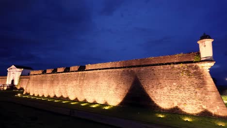 Ruhiger-Spaziergang-Zur-Blauen-Stunde-Entlang-Der-Historischen-Festung-São-José-De-Macapá