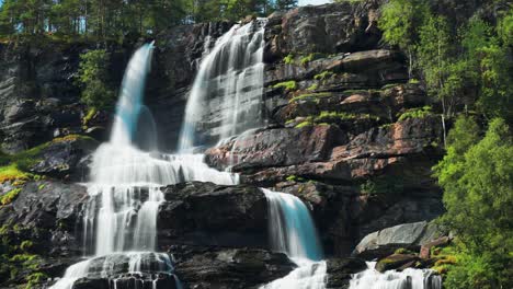 Ein-Majestätischer-Wasserfall-Stürzt-über-Eine-Felsige-Klippe-Und-Bietet-Ein-Faszinierendes-Schauspiel-Der-Kraft-Der-Natur