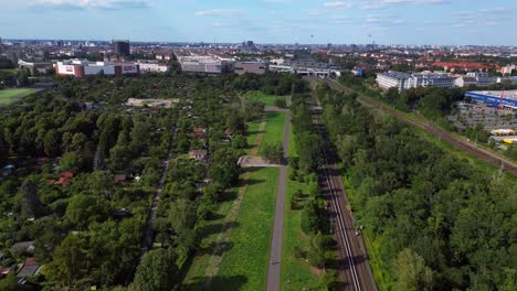 Jardines-De-Adjudicación-Que-Proporcionan-Un-Oasis-Verde-En-La-Ciudad-De-Berlín,-Alemania.