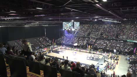 Langsame-Einstellung-Der-Großen-Menschenmenge,-Die-Das-Basketballspiel-Anschaut