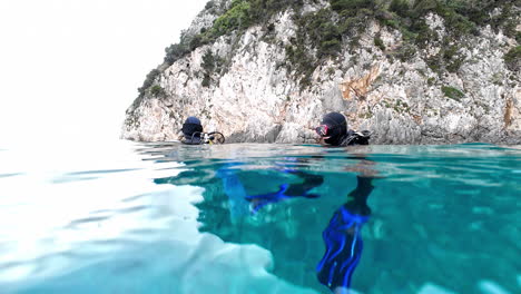 Vista-De-Medio-Cuerpo-De-Buceador-Sumergido-En-El-Mar-En-Grecia.