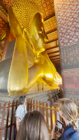 Viele-Pilger-Haben-Darshan-Von-Lord-Buddha-Im-Bettis-Tempel