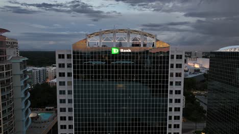 TD-Bank-Tower-Mit-Reflektierendem-Sonnenuntergang-In-Den-Fenstern