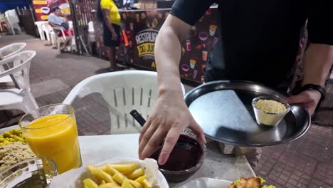 Experimente-La-Vibrante-Escena-De-Comida-Callejera-De-Macapá-Con-Una-Vista-Panorámica-De-Sus-Animados-Restaurantes-Al-Aire-Libre-Y-Cocina-Local