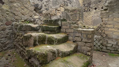 Ancient-Roman-brickwork-and-bricks-in-a-building-at-the-historic-site-of-Herculaneum