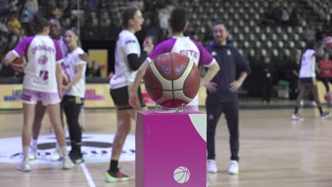 Tiro-En-órbita-Lenta-De-Una-Pelota-De-Baloncesto-En-Un-Podio-Antes-De-Que-Comience-El-Juego.