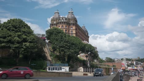 Aufnahmen-Des-Grand-Hotel-Scarborough-Mit-Straßenbahnen-Und-Vorbeifahrenden-Autos-An-Einem-Sommertag-Im-Juli