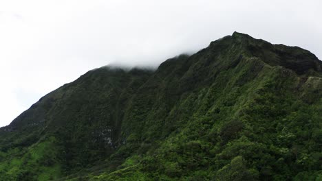 Orbiting-aerial-view-of-the-Ko'olau-mountains-covered-in-clouds-in-Hawaii