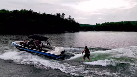 Antena-De-Wake-Surfer-En-El-Lago-James-En-Carolina-Del-Norte.