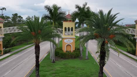 Willkommen-In-Cape-Coral-Schild-Auf-Dekorative-Fußgängerbrücke-über-Den-Highway