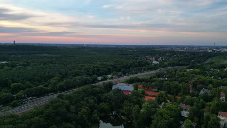 Tennisstadion-Mit-Roten-Sandplätzen,-Umgeben-Von-Einem-üppigen-Grünen-Wald-Und-Einem-Kleinen-See