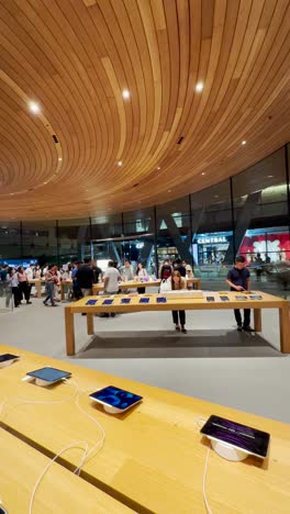 La-Gente-De-Apple-Store-Está-Comprando-Computadoras-Portátiles,-Teléfonos-Y-Otros-Equipos-Eléctricos.