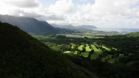 Disparo-De-Un-Dron-Sobre-Los-Verdes-Bosques-Interiores-De-Oahu-En-Hawaii