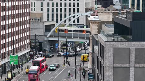 Oberirdisch-über-Die-Shoreditch-Bridge,-London,-Großbritannien