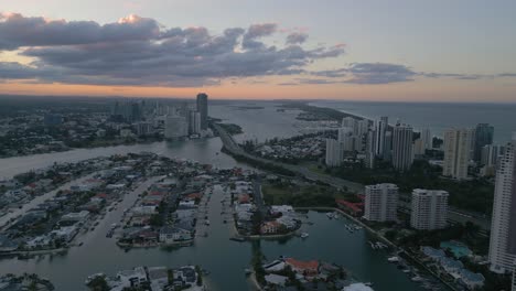 4k-Drone-Volando-Sobre-La-Costa-Dorada-En-Australia-Al-Atardecer-Con-Rosas-Y-Azules-En-El-Cielo