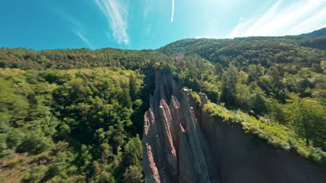 Las-Impresionantes-Pirámides-De-Tierra-De-Segonzano-En-Un-Exuberante-Bosque-Verde,-Vista-Aérea