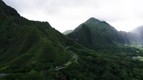 Drohnenaufnahme-Des-Pali-Highway,-Der-Sich-Durch-Die-Bewaldeten-Berge-Von-Oahu-Schlängelt