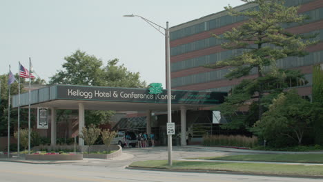 Kellogg-Hotel-and-Conference-Center-on-the-campus-of-Michigan-State-University-in-East-Lansing,-Michigan-and-cars-driving-by-with-a-stable-video-shot