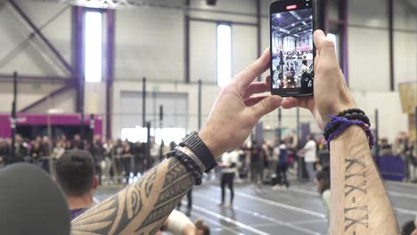 Cámara-Lenta-Disparó-A-Un-Adulto-Grabando-Un-Evento-De-Crossfit-Y-Atletas