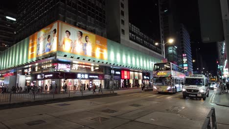 Tráfico-Callejero-En-La-Concurrida-Zona-De-Mong-Kok-De-Hong-Kong-Por-La-Noche,-Vista-Estática