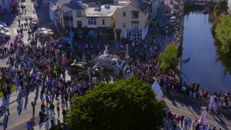 El-Desfile-De-Pegaso-Marcha-Elegantemente-Junto-Al-Canal-En-El-Centro-De-La-Ciudad-De-Galway.