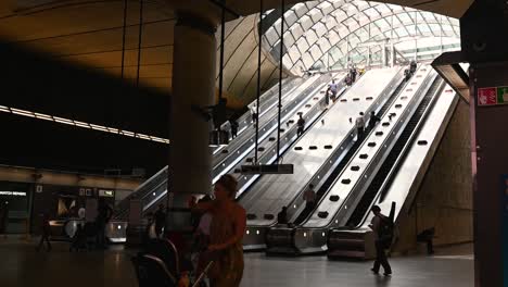 Metro-Dentro-De-Canary-Wharf,-Londres,-Reino-Unido