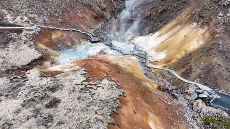 Imágenes-Aéreas-Revelan-La-Vibrante-Zona-Geotérmica-De-Seltun-Al-Sur-De-Reyjkavik-En-Islandia,-Mostrando-Un-Caleidoscopio-De-Colores-Creado-Por-Aguas-Termales-Y-Fumarolas.