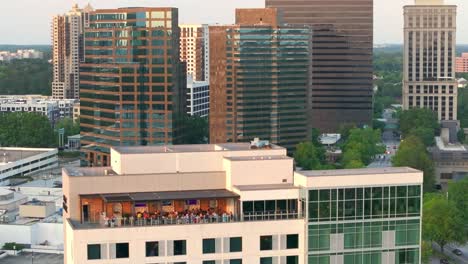 Toma-De-Drones-Del-Restaurante-Y-Bar-En-La-Azotea-Del-Hotel-Hyatt-De-4-Estrellas-En-Buckhead-Con-Vistas-A-Los-Lujosos-Edificios-Del-Horizonte-Del-Barrio-De-Buckhead-Heights-Al-Fondo