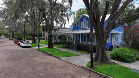 Vuelo-Lento-De-Drones-Sobre-La-Calle-En-Un-Barrio-De-Lujo-De-Florida