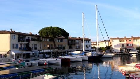 Turista-Caminando-En-El-Paseo-Marítimo-De-Restaurantes-En-Port-Grimaud