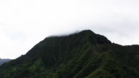 Drone-shot-of-Hawaii's-Ko'olau-mountain-range-on-a-cloudy-day