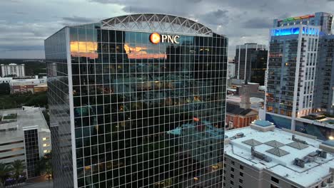 PNC-building-in-downtown-Orlando-at-dusk