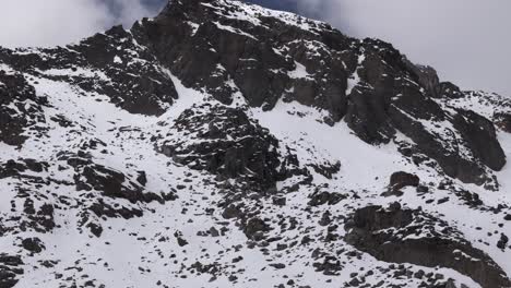 Vista-De-Drones-Sobrevolando-El-Volcán-Carihuairazo-En-Ecuador